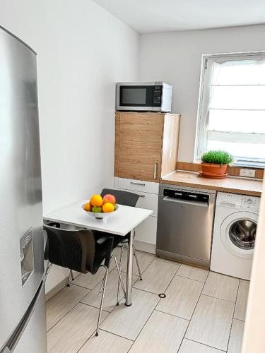 廚房, Moderne 3-Zimmer-Ferienwohnung bei Frankfurt - frisch renoviert, zentral gelegen und perfekt fur Fam in 埃格爾斯巴赫