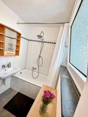 浴室, Moderne 3-Zimmer-Ferienwohnung bei Frankfurt - frisch renoviert, zentral gelegen und perfekt fur Fam in 埃格爾斯巴赫