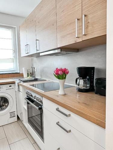廚房, Moderne 3-Zimmer-Ferienwohnung bei Frankfurt - frisch renoviert, zentral gelegen und perfekt fur Fam in 埃格爾斯巴赫