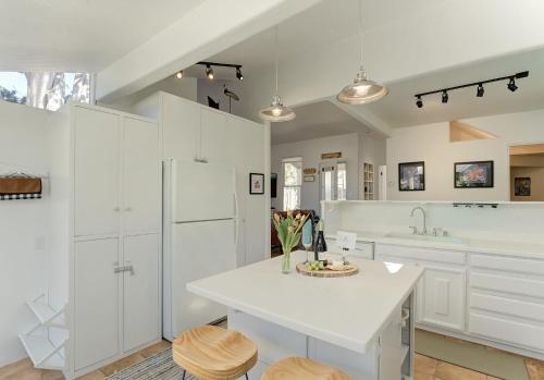 3943 Rad Beach House home - Tap to explore photos