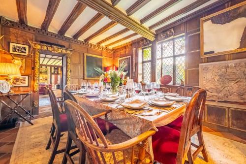 Iekārtas, 1,000 year old Medieval Flemings Hall sleeps up to 14 or 22 in Monk Soham