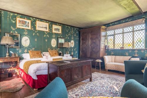 1,000 year old Medieval Flemings Hall sleeps up to 14 or 22 in Monk Soham