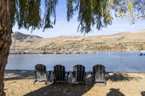 Stunning Lakeside Condo 2BR Pool Hot Tub and Beach in Vernon, Canada