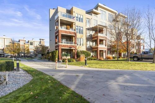 Stunning Lakeside Condo 2BR Pool Hot Tub and Beach in Vernon, Canada