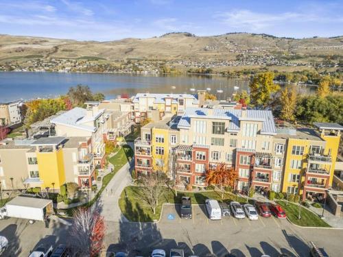 Stunning Lakeside Condo 2BR Pool Hot Tub and Beach in Vernon, Canada