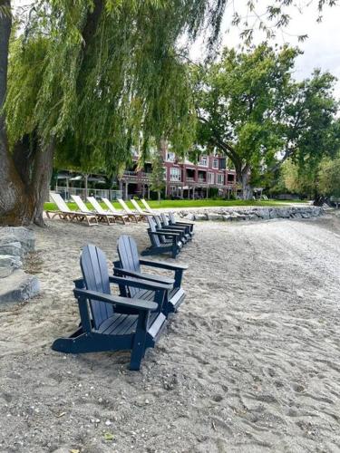 Stunning Lakeside Condo 2BR Pool Hot Tub and Beach in Vernon, Canada