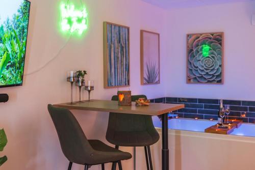 Pezsgőfürdő, La Petite Jungle Romantique - Balnéo et Détente (La Petite Jungle Romantique - Balneo et Detente) in Schweighouse Sur Moder