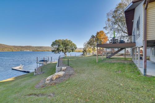 Dock and Views Waterfront Home in Wabasha! in วาบาสชา (MN)