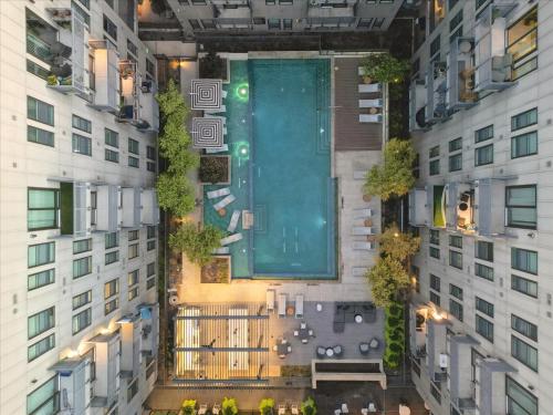 Lux Downtown Fort Worth Retreat, Resort Style Pool, Gym and Parking near ธิสเซิลฮิลล์