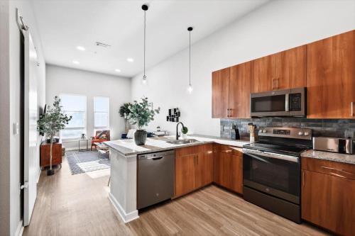 Lux Downtown Fort Worth Retreat, Resort Style Pool, Gym and Parking near ธิสเซิลฮิลล์