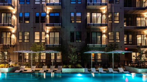 Lux Downtown Fort Worth Retreat, Resort Style Pool, Gym and Parking near ธิสเซิลฮิลล์