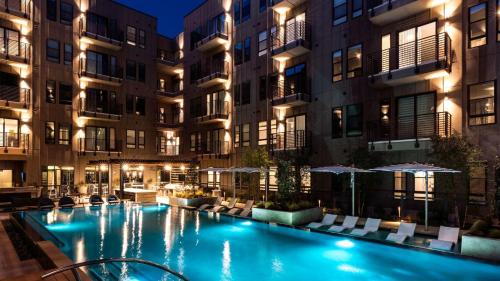 Lux Downtown Fort Worth Retreat, Resort Style Pool, Gym and Parking near ธิสเซิลฮิลล์