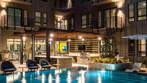 Lux Downtown Fort Worth Retreat, Resort Style Pool, Gym and Parking near ธิสเซิลฮิลล์