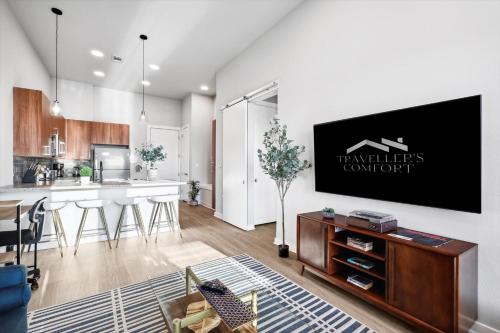 Lux Downtown Fort Worth Retreat, Resort Style Pool, Gym and Parking near ธิสเซิลฮิลล์