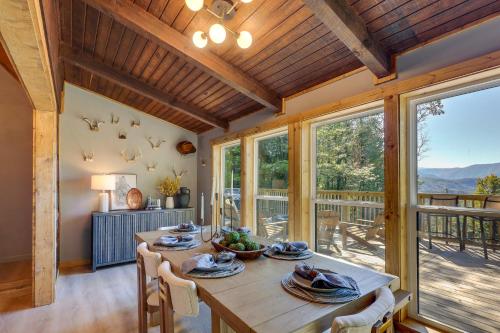 3 Mi to Dtwn Mtn-View Cabin in Gatlinburg! in Gatlinburg, USA