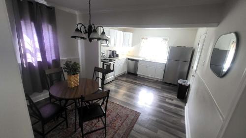 Large Renovated Cottage on East Lake Park - image 9