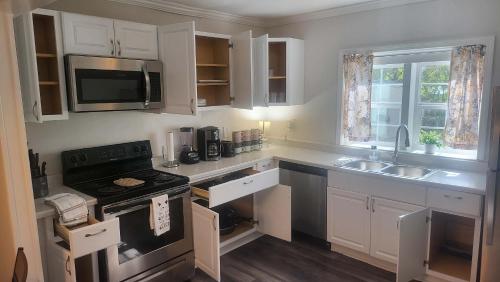 Large Renovated Cottage on East Lake Park - image 2