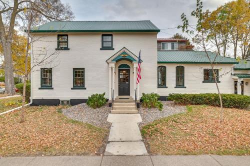 Charming Home 3 Blocks to Winona State University in Winona, USA