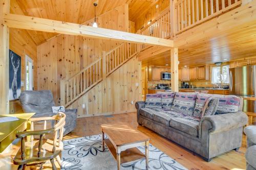 Scenic Franconia Cabin about 6 Mi to Cannon Mountain! Scenic Franconia Cabin about 6 Mi to Cannon Mountain!