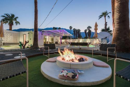 Retro Chic Oasis Saltwater Pool Spa & Mnt Views in Palm Springs, USA