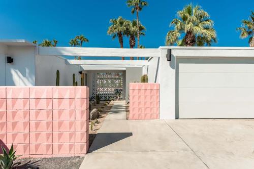 Retro Chic Oasis Saltwater Pool Spa & Mnt Views in Palm Springs, USA