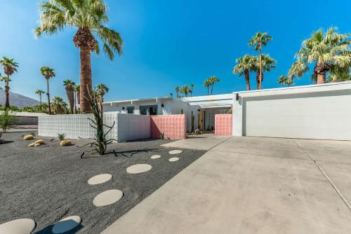 Retro Chic Oasis Saltwater Pool Spa & Mnt Views in Palm Springs, USA