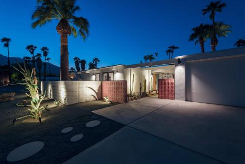 Retro Chic Oasis Saltwater Pool Spa & Mnt Views in Palm Springs, USA