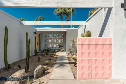 Retro Chic Oasis Saltwater Pool Spa & Mnt Views in Palm Springs, USA