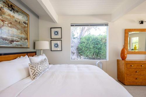 Lux Desert Retreat 4BR Pool Spa Stunning Views in Palm Springs, USA
