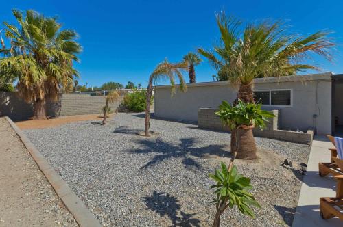 Modern home w Private Pool Spa Pets Welcome in Palm Springs, USA