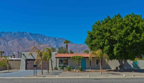 Modern home w Private Pool Spa Pets Welcome in Palm Springs, USA