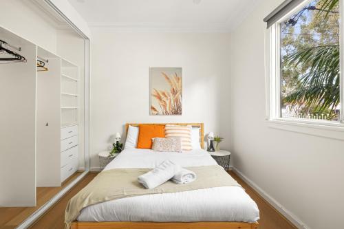 Elegant Double Room at Botany - Mins to Airport - Shared Bathroom - Sydney Elegant Double Room at Botany - Mins to Airport - Shared Bathroom - Sydney