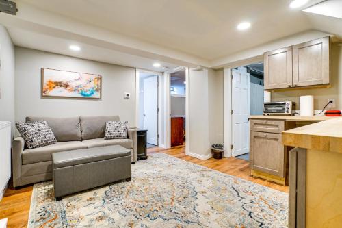 4 Mi to Dtwn Minneapolis Apt with Desk and Smart TV! in Minneapolis, USA