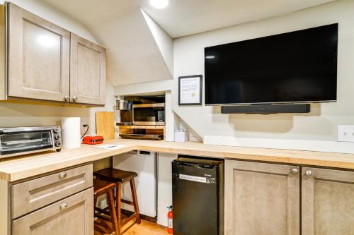 4 Mi to Dtwn Minneapolis Apt with Desk and Smart TV! in Minneapolis, USA