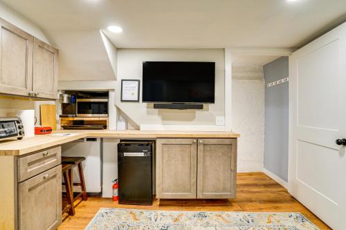 4 Mi to Dtwn Minneapolis Apt with Desk and Smart TV! in Minneapolis, USA