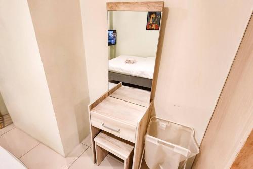 Spacious Pool View 2br 2bath Apt in Makati - Tap to explore photos