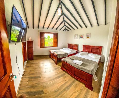1 double bed, 1 twin bed
