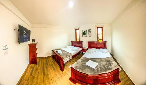 1 double bed, 1 twin bed
