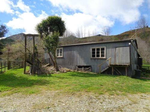 Rustic Woolshed in Rotoroa