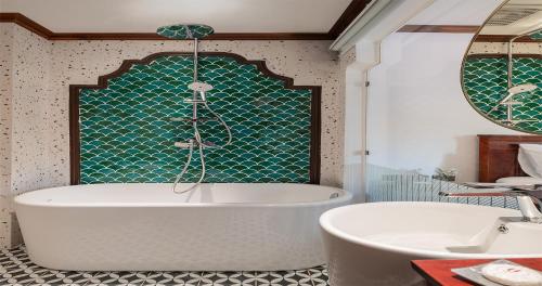 Premier with Bathtub (24 Hours Use of Room) image 2