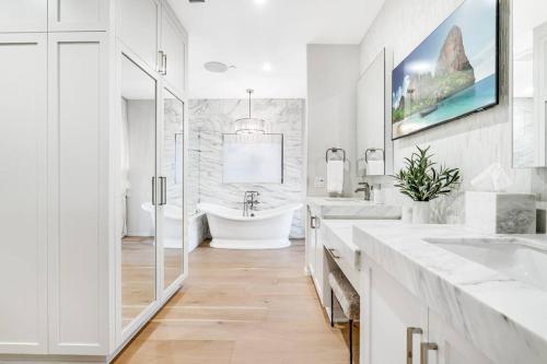 Luxury 3 Story Oceanfront Home with Elevator in San Diego, Pet Friendly in Encinitas, USA
