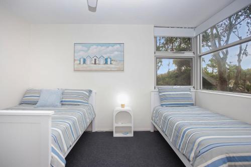 Beachfront on Bennetts Beaches Apartment 4 - image 4