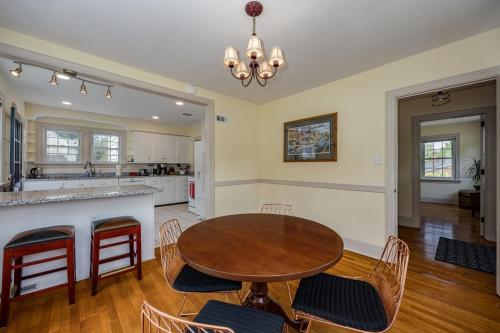 Harrisonburg Hidden Gem Across From Jmu & Hotspots in 해리슨버그 시티 센터