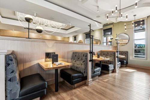 Sandman Hotel Calgary Airport - image 3