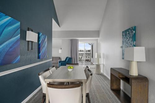 餐廳, 溫德姆新港陸上酒店 (Wyndham Newport Onshore) in 新港周邊