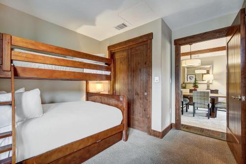 Luxury 4 Bedroom Condo on Peak 8 - image 5