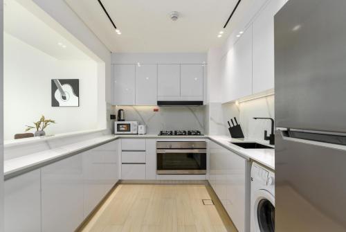 Vacay Lettings - Binghatti Emerald,JVC- Pool View, Дубай (фото 5)