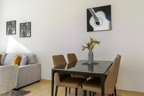Vacay Lettings - Binghatti Emerald,JVC- Pool View, Дубай (фото 7)