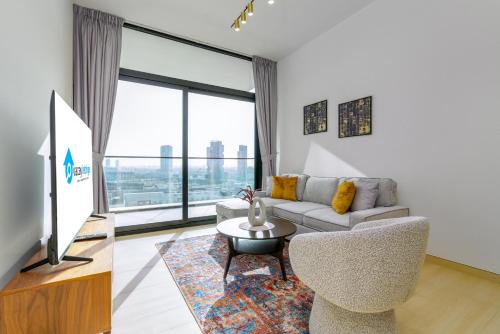 Vacay Lettings - Binghatti Emerald,JVC- Pool View, Дубай (фото 8)