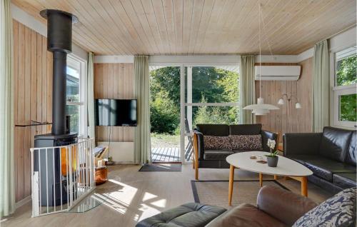  Gorgeous Home In Glesborg With Wifi in Fjellerup Strand